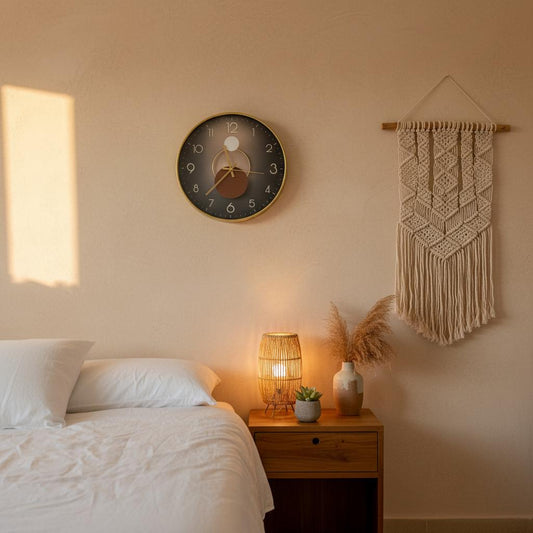 Reloj de Pared Minimalista 30.5 cm — Esfera Oscura con Manecillas Doradas