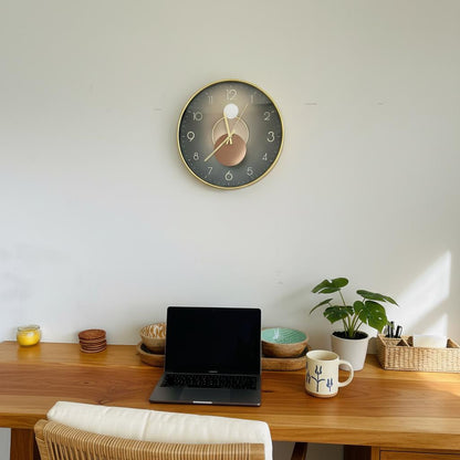 Reloj de Pared Minimalista 30.5 cm — Esfera Oscura con Manecillas Doradas