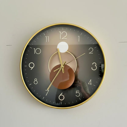 Reloj de Pared Minimalista 30.5 cm — Esfera Oscura con Manecillas Doradas