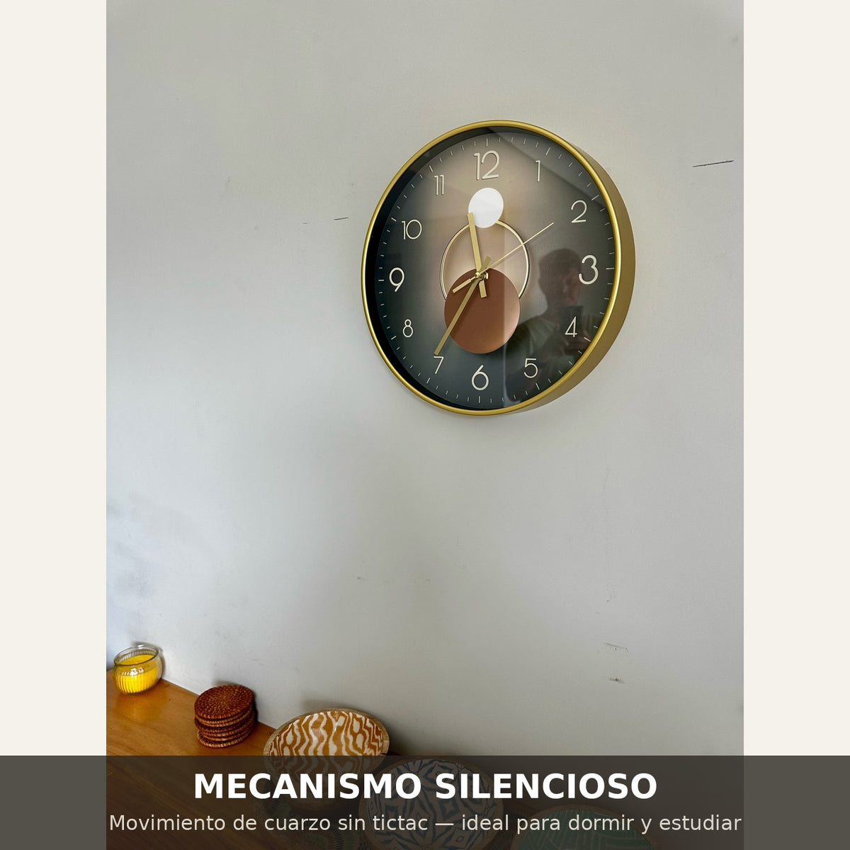 Reloj de Pared Minimalista 30.5 cm — Esfera Oscura con Manecillas Doradas