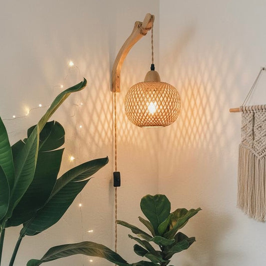 Lámpara Decorativa de Pared en Bambú Tejido — Cable de Yute y Brazo de Madera