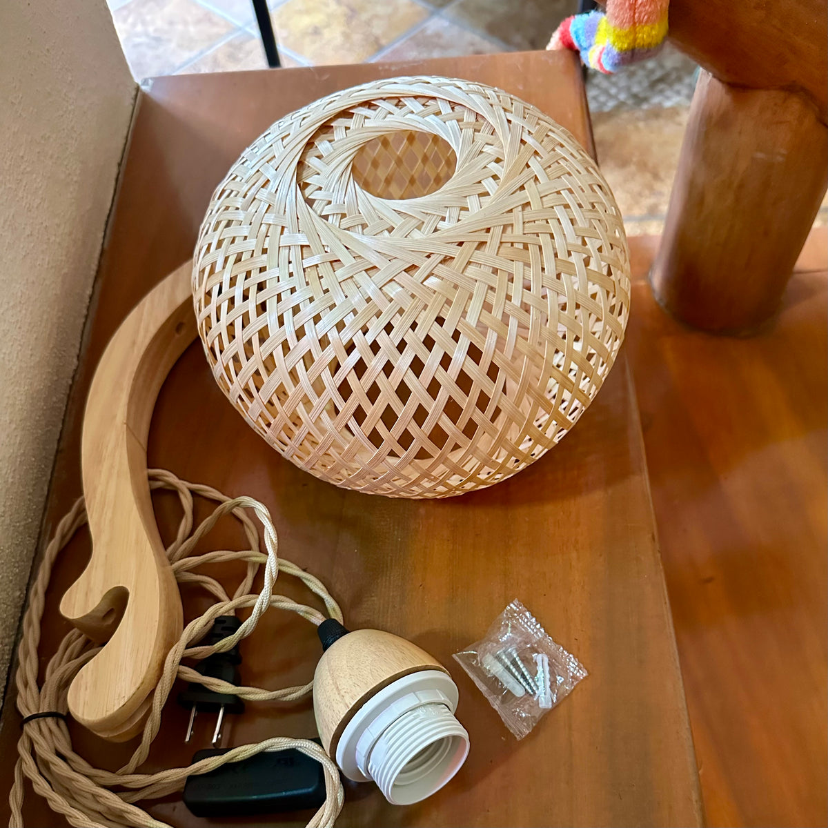 Lámpara Decorativa de Pared en Bambú Tejido — Cable de Yute y Brazo de Madera