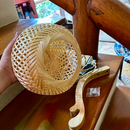 Lámpara Decorativa de Pared en Bambú Tejido — Cable de Yute y Brazo de Madera